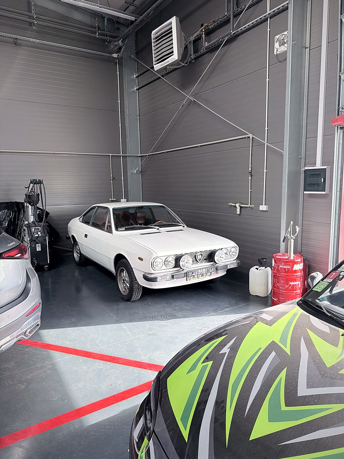 Biała Lancia Beta Coupé w hali JKN Motors