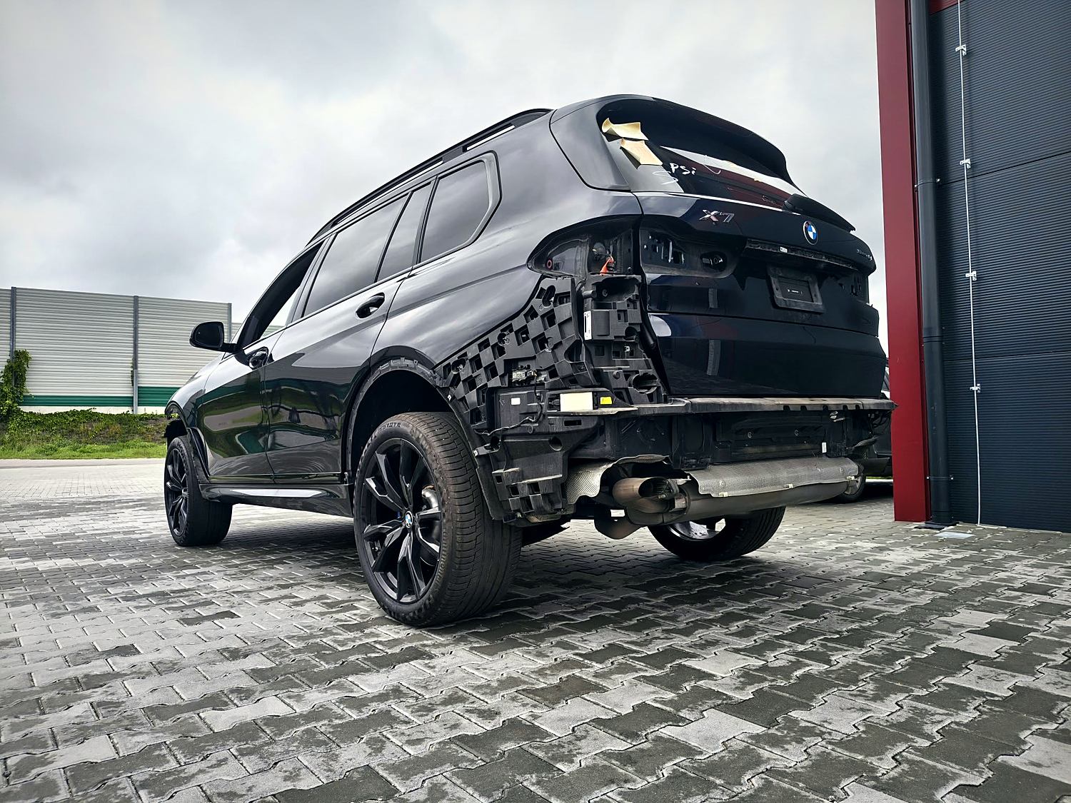 BMW X7 w trakcie naprawy powypadkowej, z rozebranym tyłem nadwozia